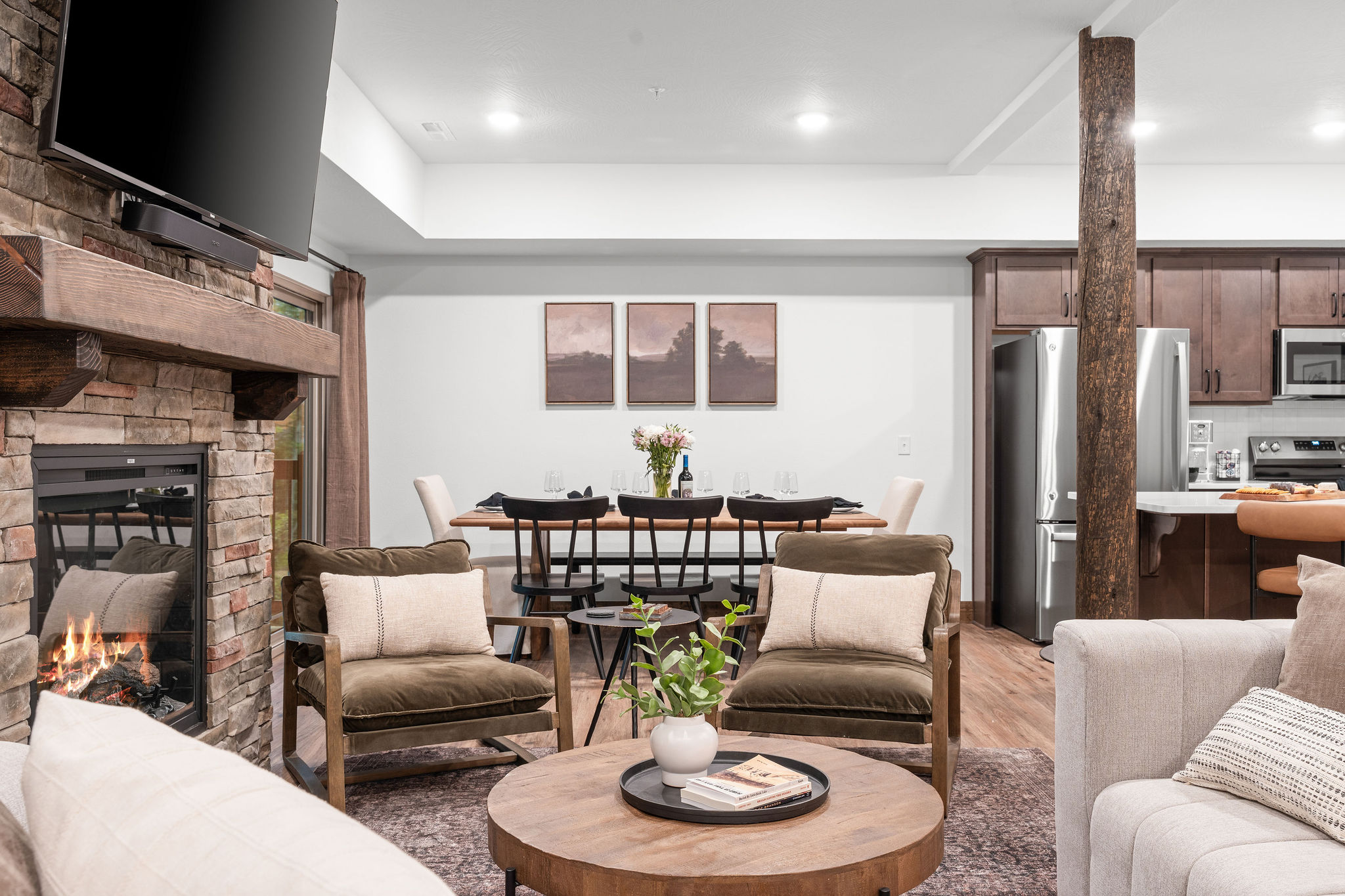 Trailhead Retreat open-plan living, dining, and kitchen